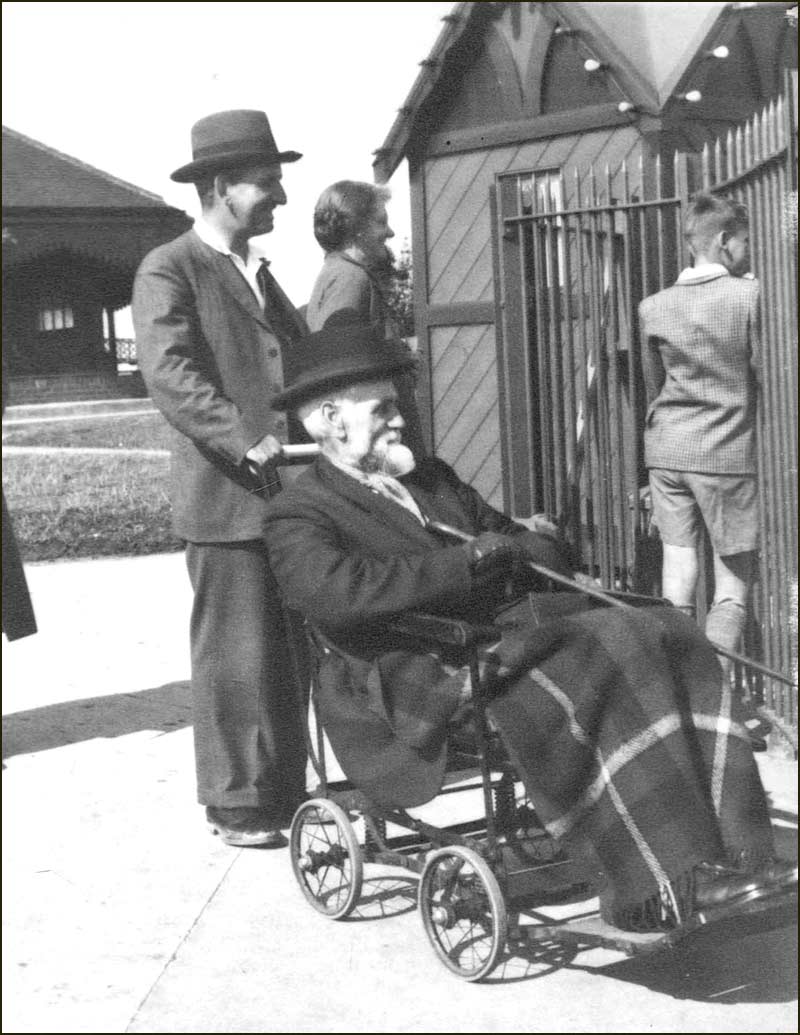 Herbert Heaselden with Samuel Heaselden in wheelchair. Herbert's wife, Ethel, stands behind (1930s)