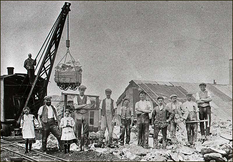 Herbert Heaselden with 2 children and 8 workmen (1930s)